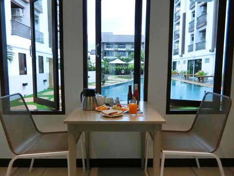 Breakfast and lunch served