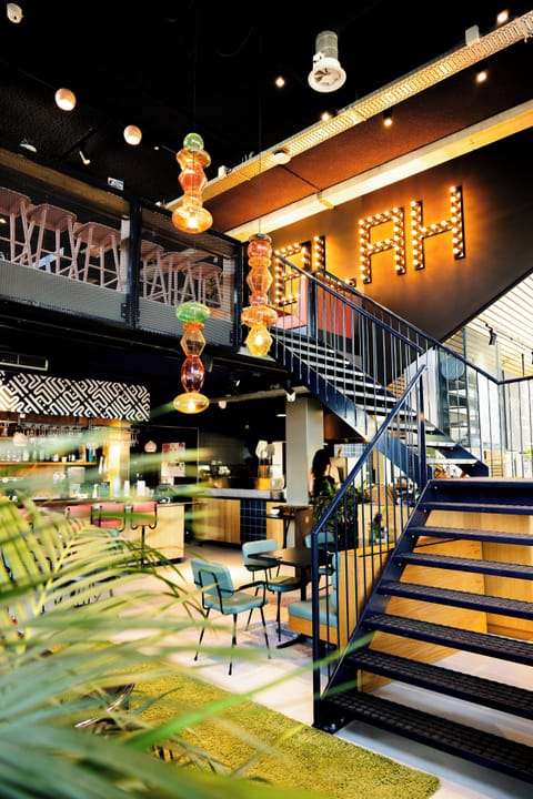 Lobby lounge