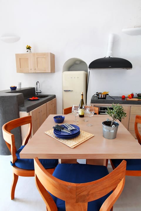 House, 2 Bedrooms, Jetted Tub | In-room dining