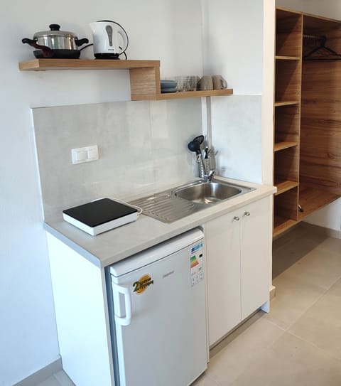 Fridge, stovetop, electric kettle, cookware/dishes/utensils