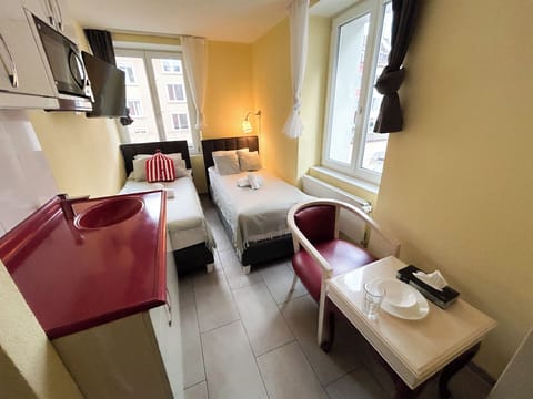 Single Room | In-room safe, soundproofing, free WiFi, bed sheets