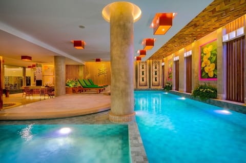 Indoor pool, sun loungers