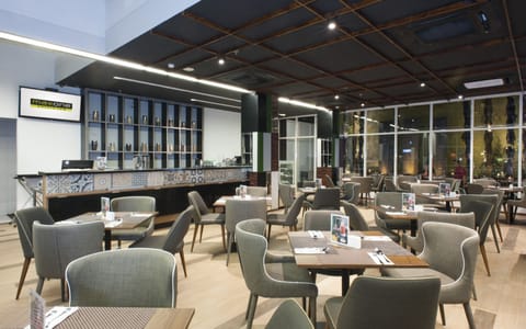 3 restaurants; breakfast, lunch, and dinner served