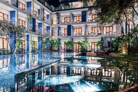 Outdoor pool, pool umbrellas, sun loungers