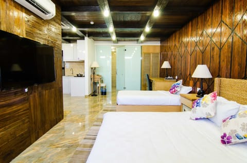 Deluxe Suite ( 3  ) | In-room safe, desk, soundproofing, WiFi (free)