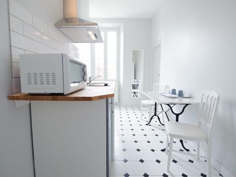 Standard Apartment, Ensuite | Private kitchen