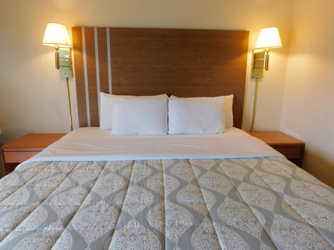 Room, 1 King Bed | Desk, soundproofing, free WiFi