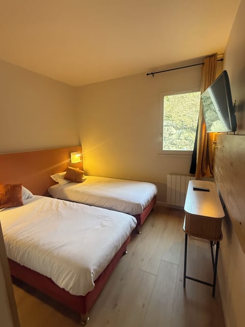 Basic Double Room (_11_) | Premium bedding, desk, soundproofing, iron/ironing board