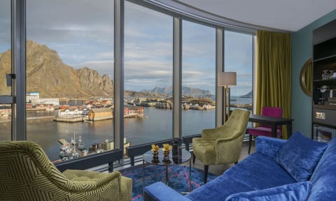 Premium bedding, pillowtop beds, minibar, in-room safe