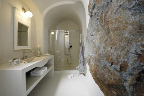 Deluxe Suite, Jetted Tub, Sea View | Bathroom | Shower, rainfall showerhead, free toiletries, hair dryer