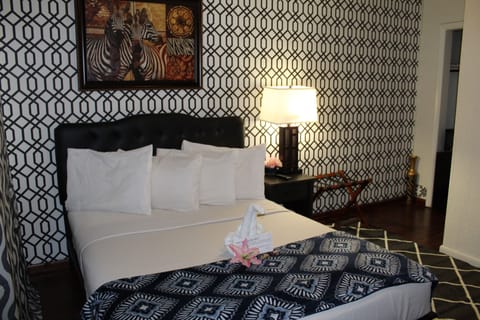 Basic Single Room, 1 Queen Bed | Desk, free WiFi, bed sheets