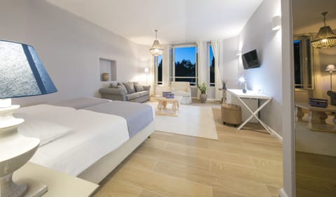 Melion Junior Suite Superior | Hypo-allergenic bedding, minibar, iron/ironing board, free WiFi