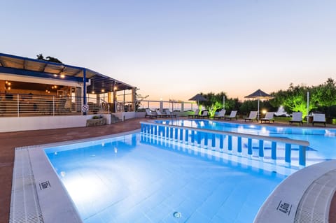 Seasonal outdoor pool, pool umbrellas, sun loungers