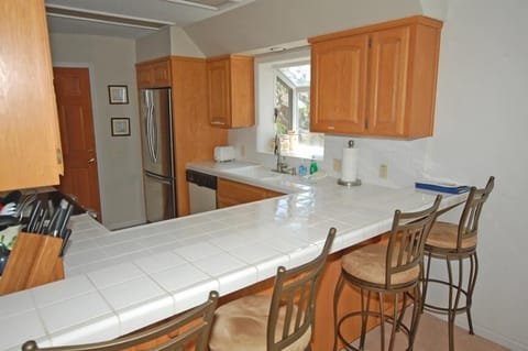 House, 4 Bedrooms | Private kitchen | Full-size fridge, microwave, oven, stovetop