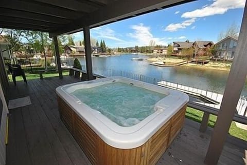 House, 4 Bedrooms | Outdoor spa tub