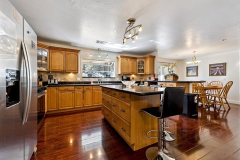 House, 5 Bedrooms | Private kitchen | Full-size fridge, microwave, oven, stovetop