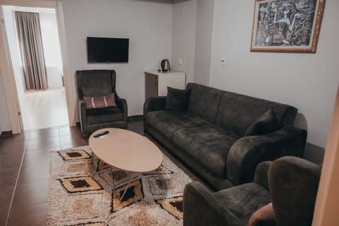 Family Room | Minibar, soundproofing, free WiFi, bed sheets