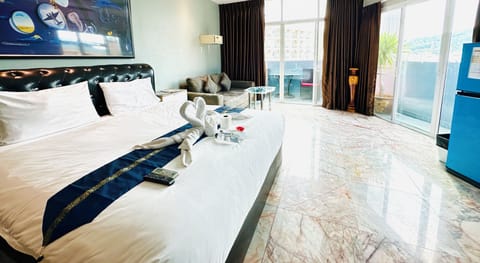VIP Room | Minibar, in-room safe, desk, soundproofing