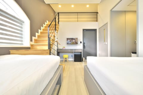 Family Room (Suite) | Premium bedding, individually decorated, desk, soundproofing