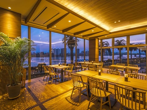 3 restaurants; breakfast, lunch, and dinner served
