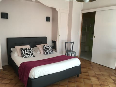 Double Room | Desk, iron/ironing board, free cribs/infant beds, rollaway beds