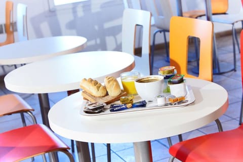 Daily to-go breakfast (EUR 6.90 per person)