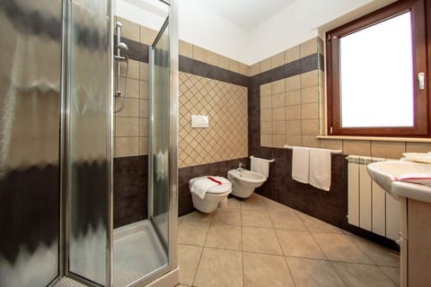 Studio Suite | Bathroom | Shower, free toiletries, hair dryer, bidet