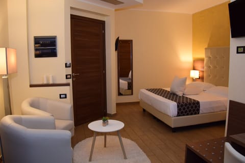 Studio Suite | Minibar, in-room safe, individually decorated, individually furnished