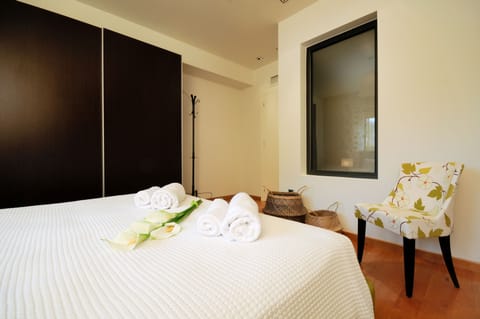 Deluxe Suite | In-room safe, individually decorated, individually furnished