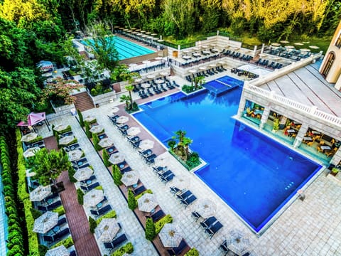 Indoor pool, 2 outdoor pools
