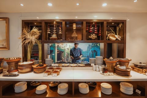 2 restaurants; breakfast, lunch, and dinner served
