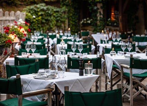 2 restaurants, dinner served