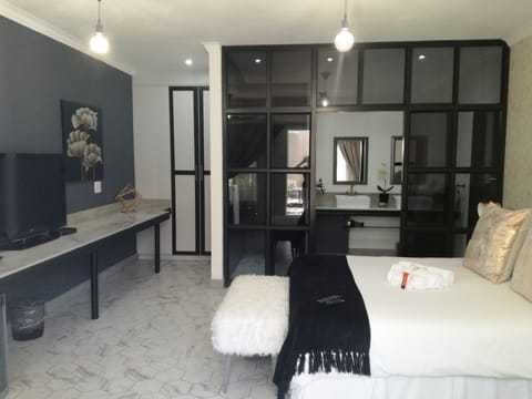 Supreme Queen | 1 bedroom, premium bedding, pillowtop beds, in-room safe