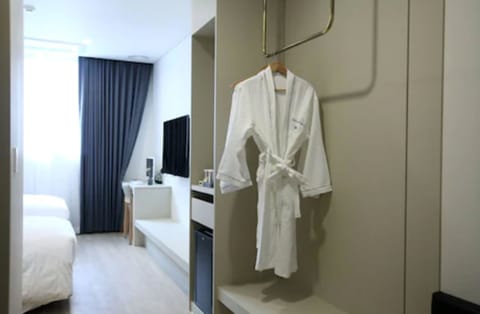 Deluxe Twin Room | In-room safe, blackout drapes, soundproofing, free WiFi