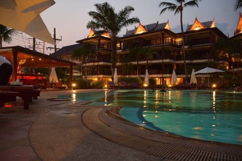 Outdoor pool, pool umbrellas, sun loungers