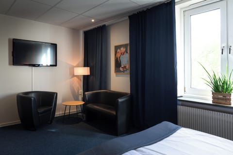 Standard Twin Room | Individually decorated, desk, laptop workspace, blackout drapes