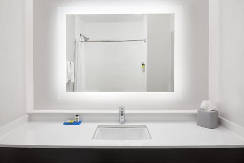 Combined shower/tub, free toiletries, hair dryer, towels