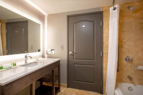 Combined shower/tub, free toiletries, hair dryer, towels