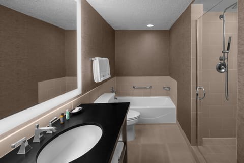 Executive Suite, 1 King Bed with Sofa bed | Bathroom | Shower, free toiletries, hair dryer, towels