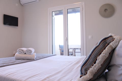 Superior Double Room, 1 King Bed, Balcony, Sea View | Premium bedding, memory foam beds, in-room safe, individually decorated