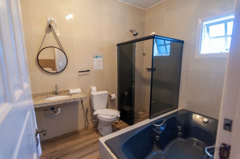 Deluxe Suite, Jetted Tub | Bathroom | Towels
