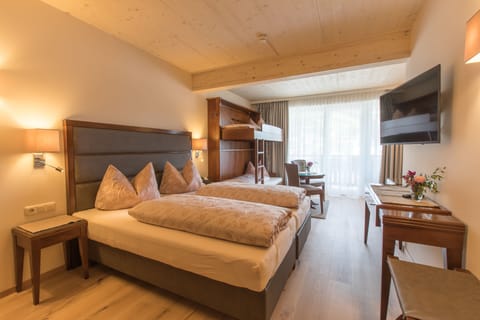 Family Room, 1 Bedroom, Balcony, Mountain View | 1 bedroom, in-room safe, free WiFi