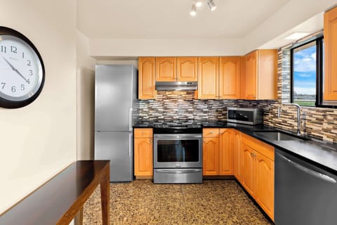 Suite, 1 King Bed, Kitchen, Harbor View (Penthouse;with Sofabed) | Hypo-allergenic bedding, pillowtop beds, in-room safe, desk