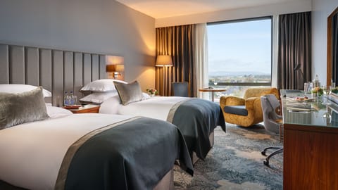 Hypo-allergenic bedding, in-room safe, desk, blackout drapes