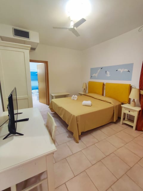 Classic Double or Twin Room | Minibar, in-room safe, free WiFi, bed sheets