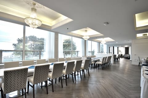 Daily cooked-to-order breakfast for a fee