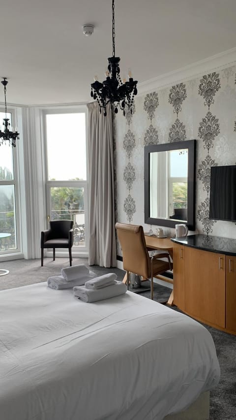 Sea View Suite | Desk, free cribs/infant beds, free WiFi, bed sheets