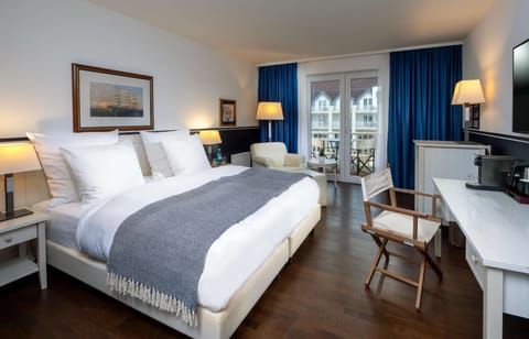 Classic Double Room, Partial Lake View | Premium bedding, in-room safe, individually decorated