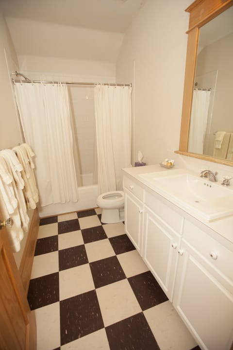Sandpiper Room | Bathroom | Towels