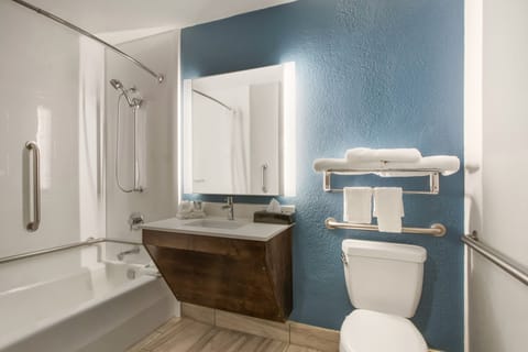 Combined shower/tub, free toiletries, hair dryer, towels